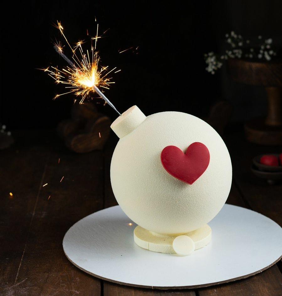 торт-бомба с шоколадной сферой