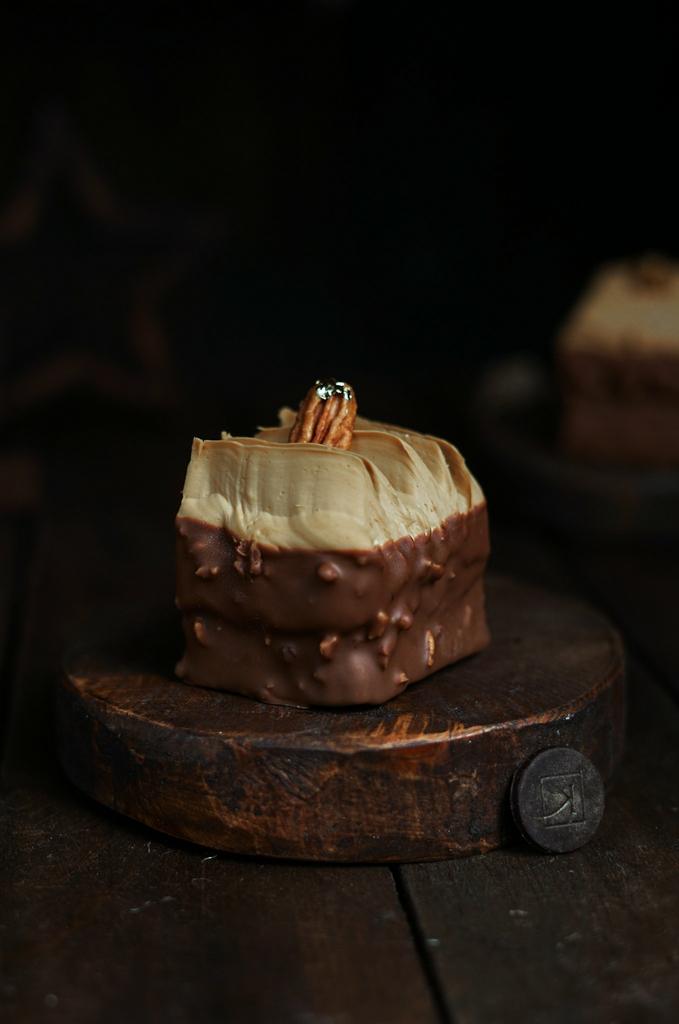 пирожное Эквадор с бананом и пеканом