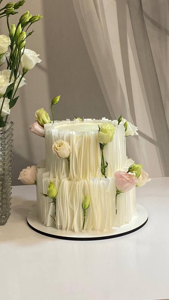 Торт свадебный с живыми цветами