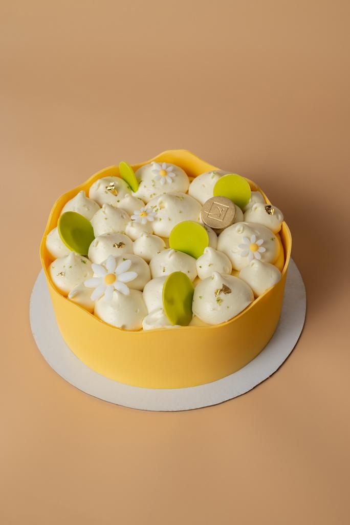 Торт муссовый ромашками