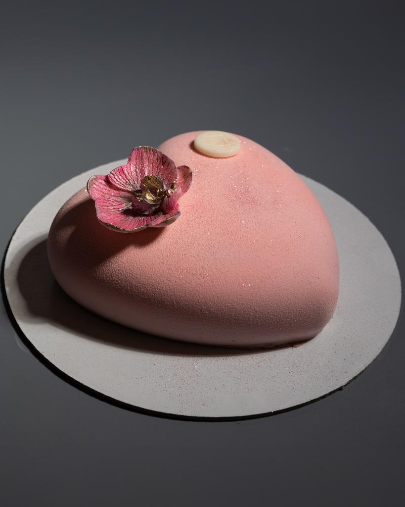 Торт-сердце с орхидеей