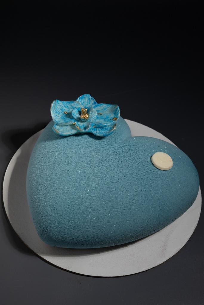 Торт-сердце пухлое голубое с орхидеей 1кг