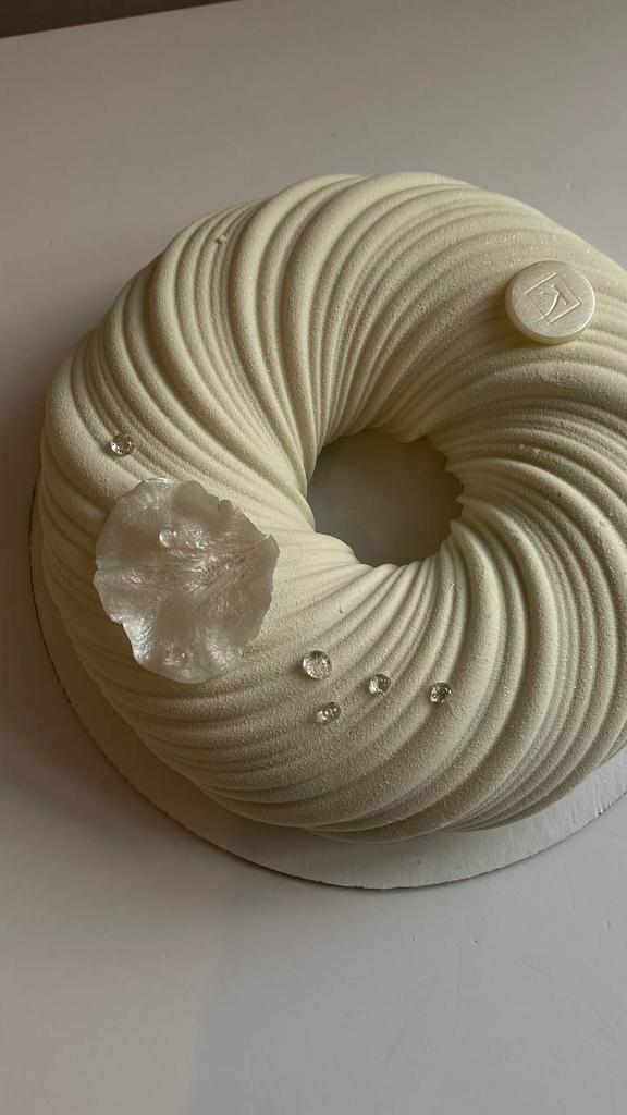 Торт Малина-фисташка муссовый с цветком 1.2кг