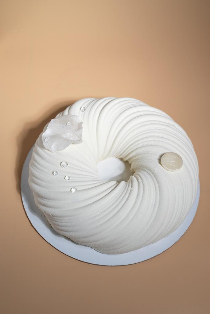 Торт Малина-фисташка муссовый с цветком 1.2кг