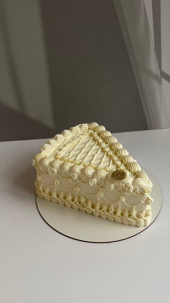 Торт треугольный Клубника-йогурт 1.3кг