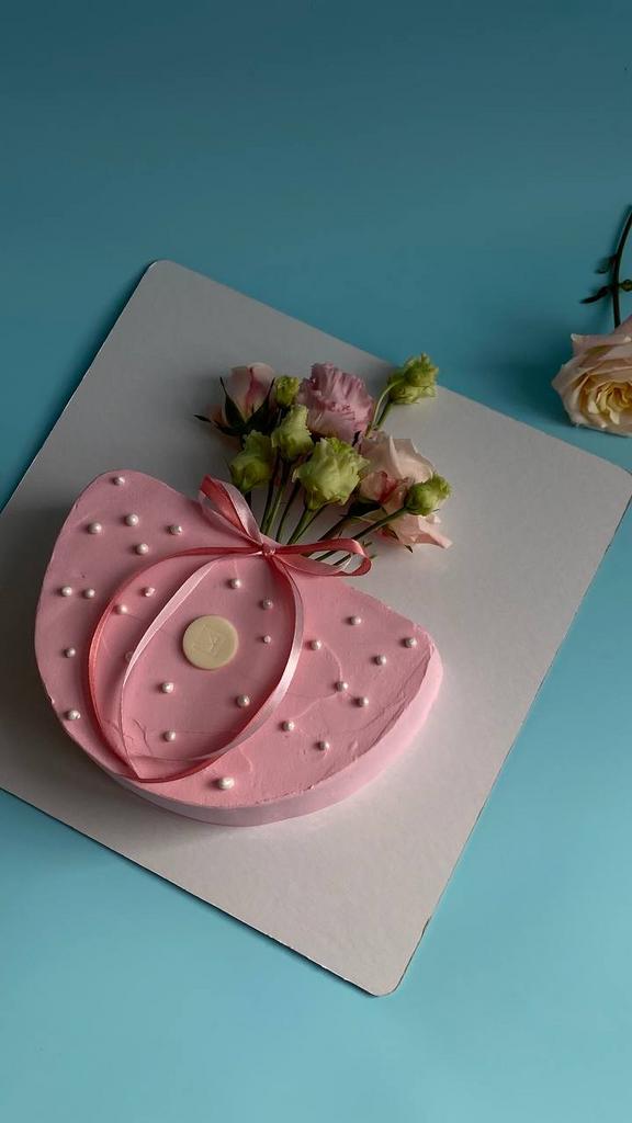 Торт с живыми цветами 8 марта на заказ за 2 дня