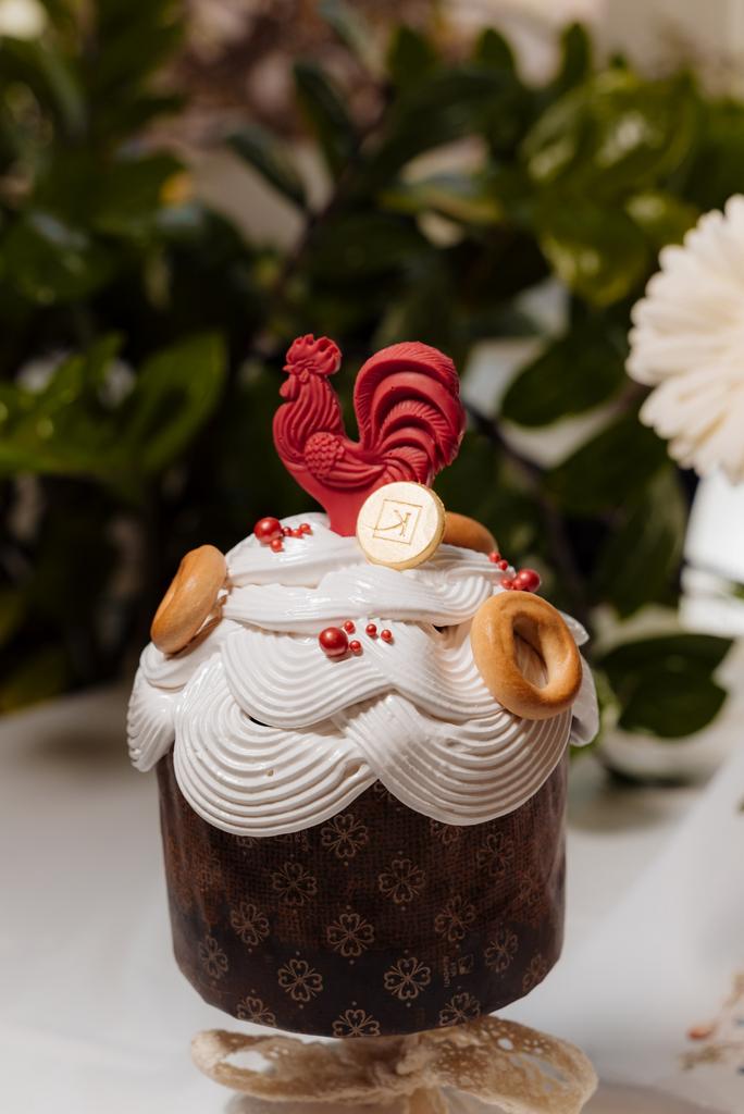 Кулич традиционный дрожжевой с шоколадным петушком