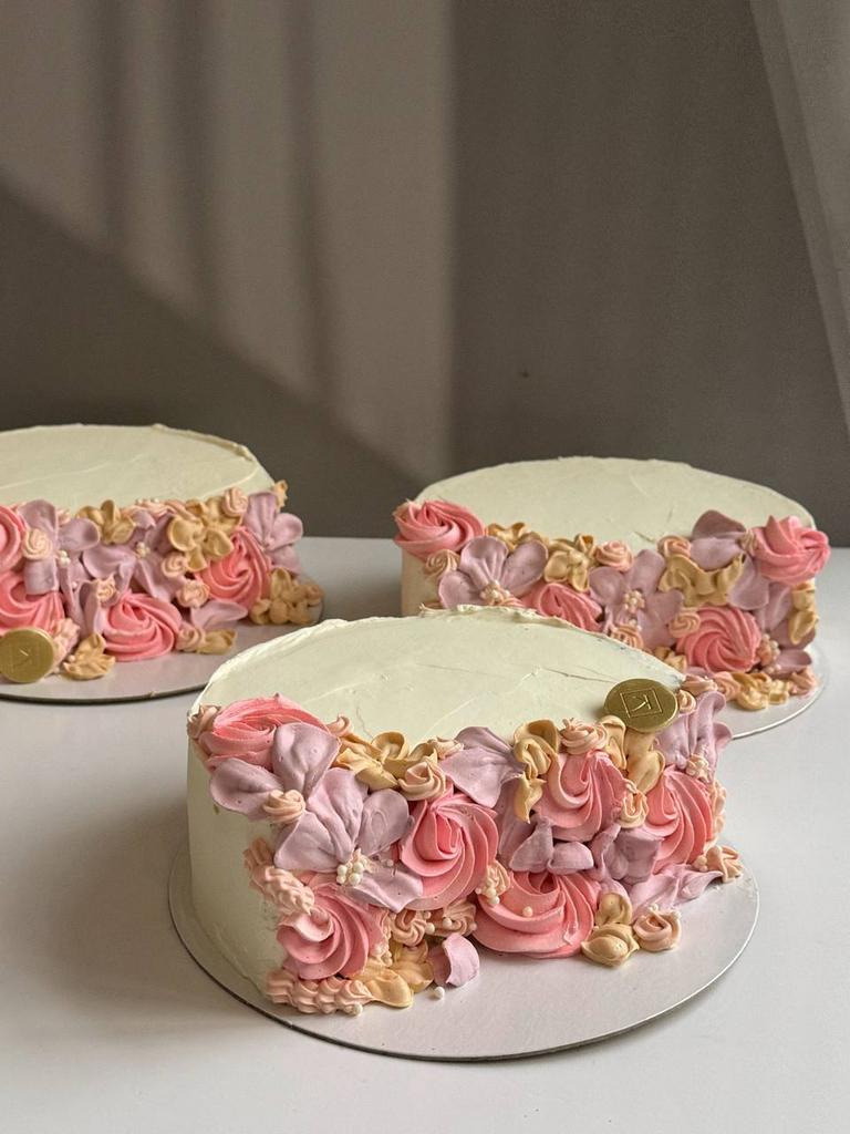 Торт Черёмуховый легендарный в весеннем декоре в наличии 0.9кг