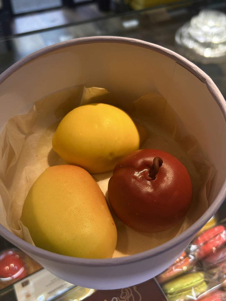 Набор корпусных пирожных: лимон, манго, вишня