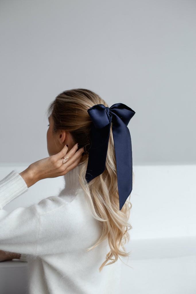 Резинка для волос с бантом ленты пушистая объемная классическая из натурального шелка тренд 2023 2024 на волосах в глубоком синем цвете silk lovers