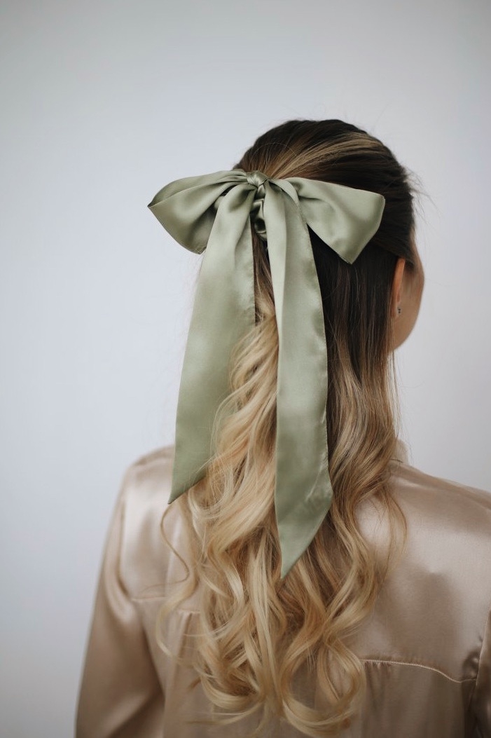 Резинка для волос с бантом ленты пушистая объемная классическая из натурального шелка тренд 2023 2024 на волосах в нежном зеленом фисташковом оливковом цвете silk lovers