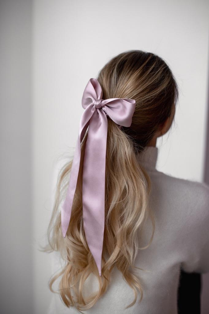 Резинка для волос с бантом ленты пушистая объемная классическая из натурального шелка тренд 2023 2024 на волосах в сиреневом пудровом розовом цвете silk lovers