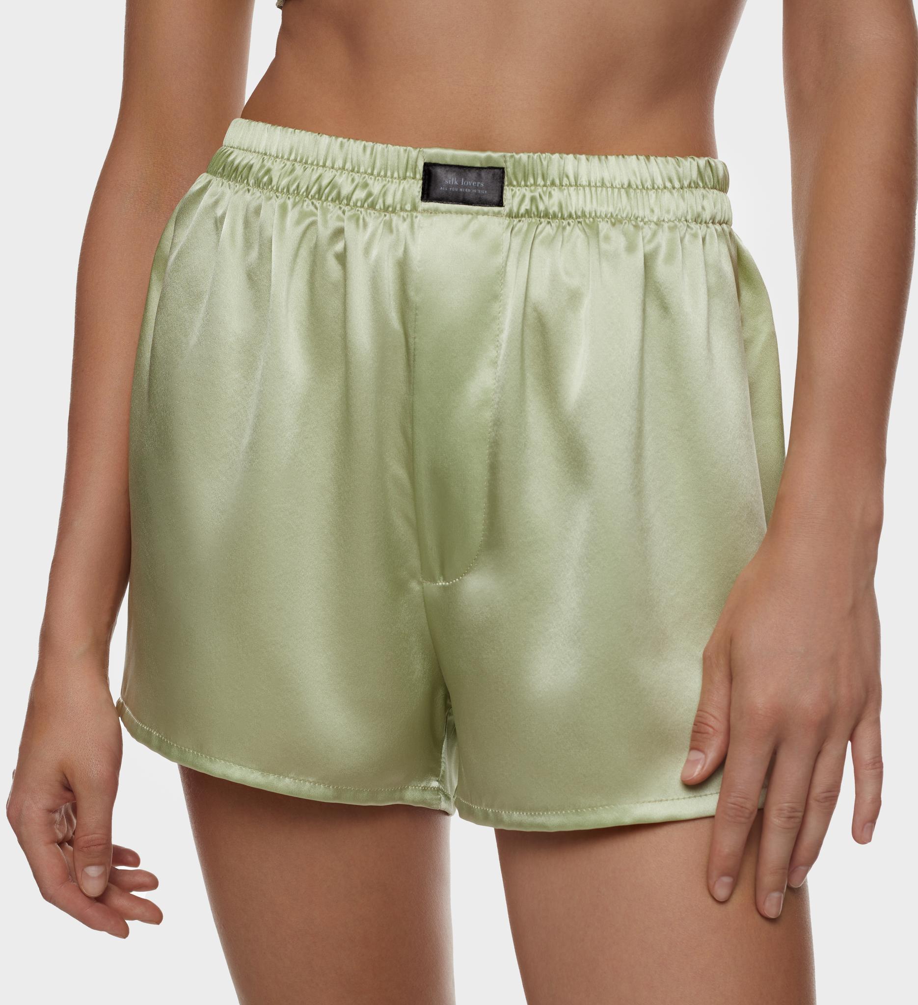 Дәретхананың жасырын камерасы, зәр шығарып жатқан әйелдердің видеосы Полиция формасын киген қызбен бірінші адамның жыныстық қатынасы