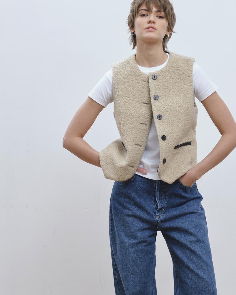 Жилет  из шерстяного меха светлый