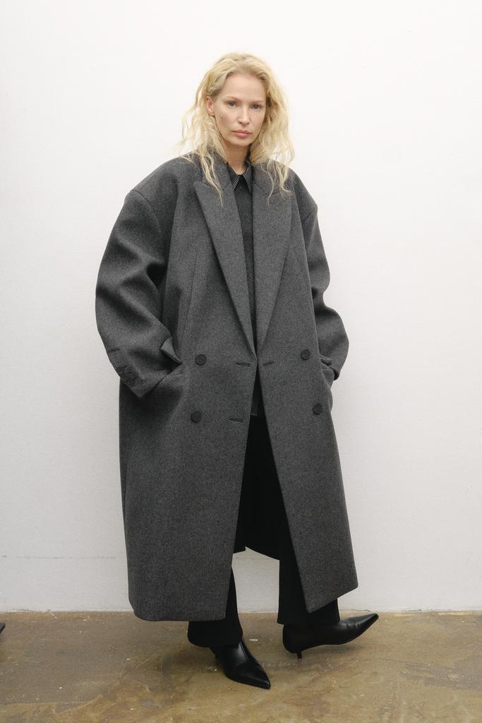 Пальто большое двубортное серое