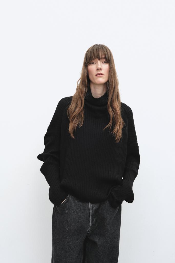 Свитер чёрный с горлом