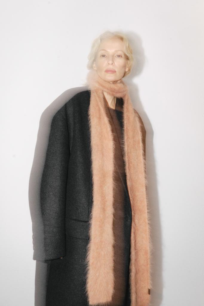 Шарф пушистый персиковый