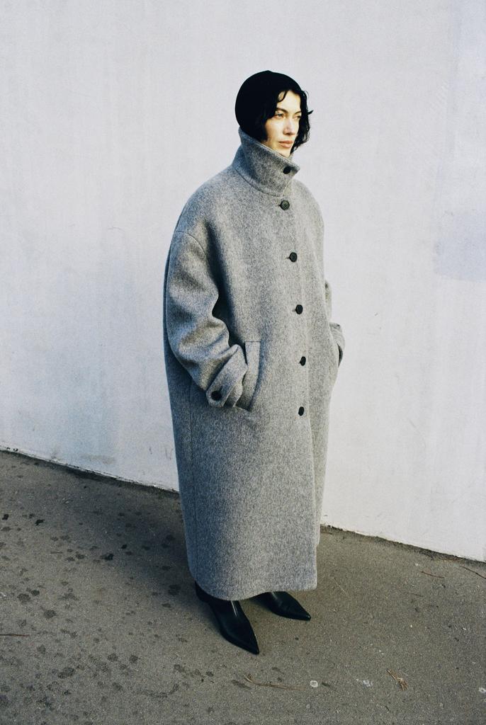 Пальто с мягким плечом светло-серое