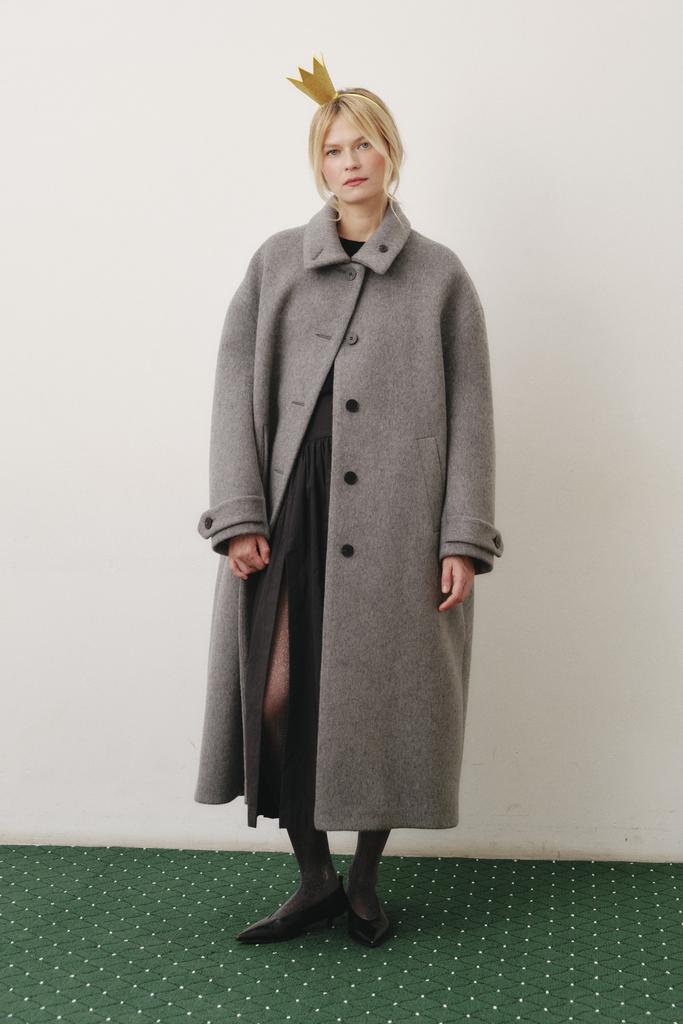 Пальто с мягким плечом светло-серое