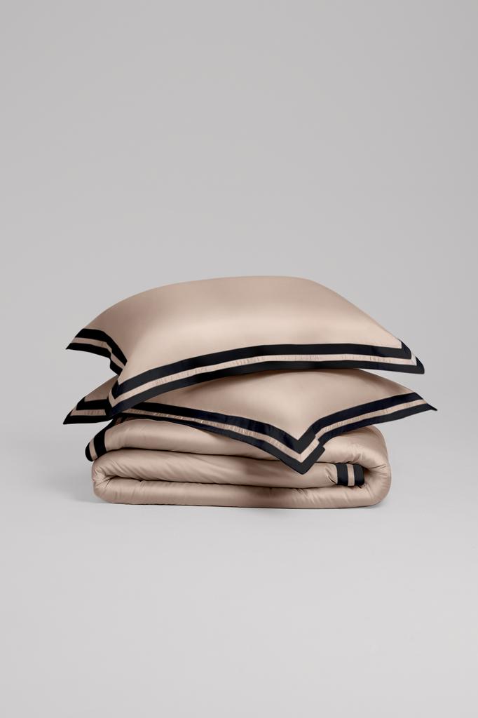 крем брюле с черным кантом по периметру