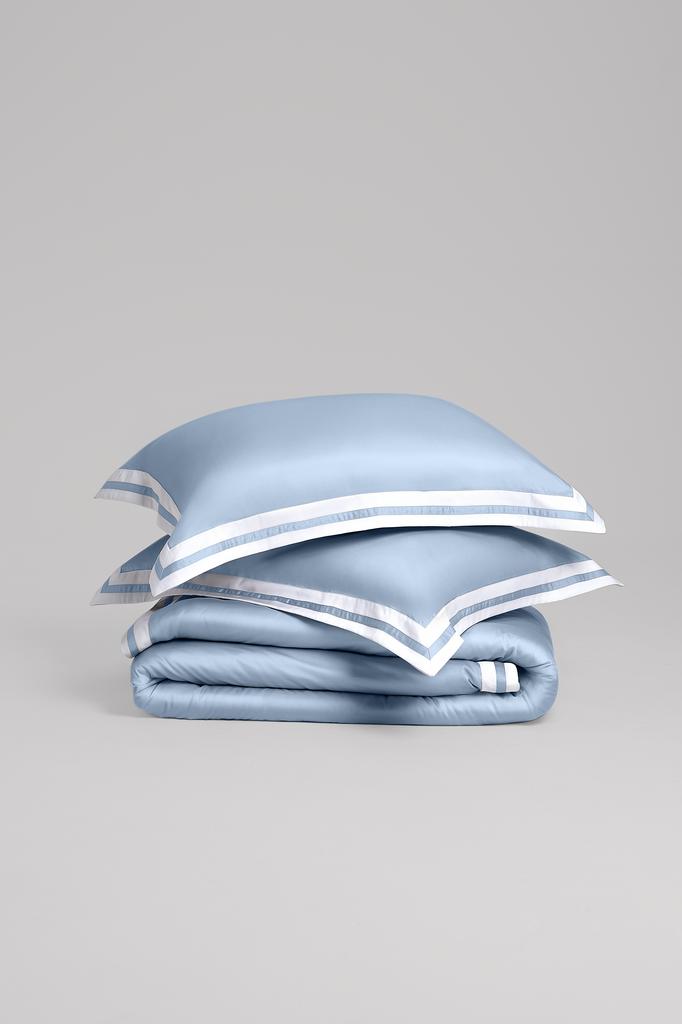 небесно голубой с белым кантом по периметру