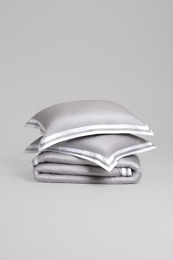 серебро с белым кантом по периметру