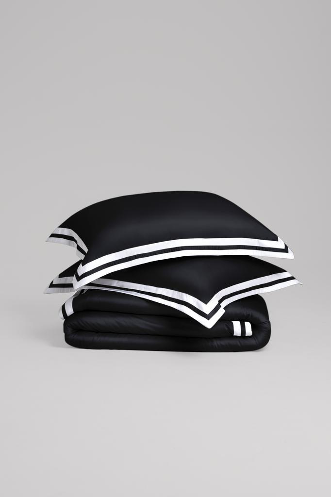 черное с белым кантом по периметру