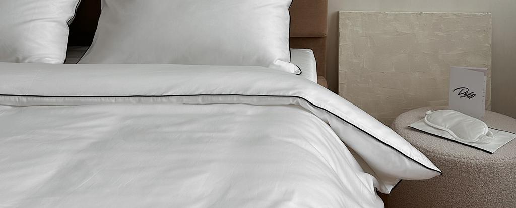 белый тенсель с тонким черным кантом