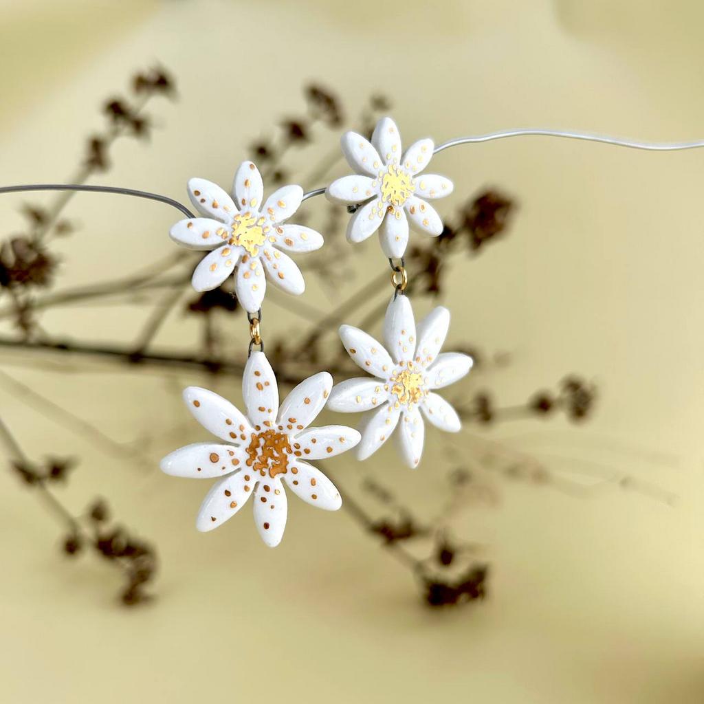 Серьги две ромашки