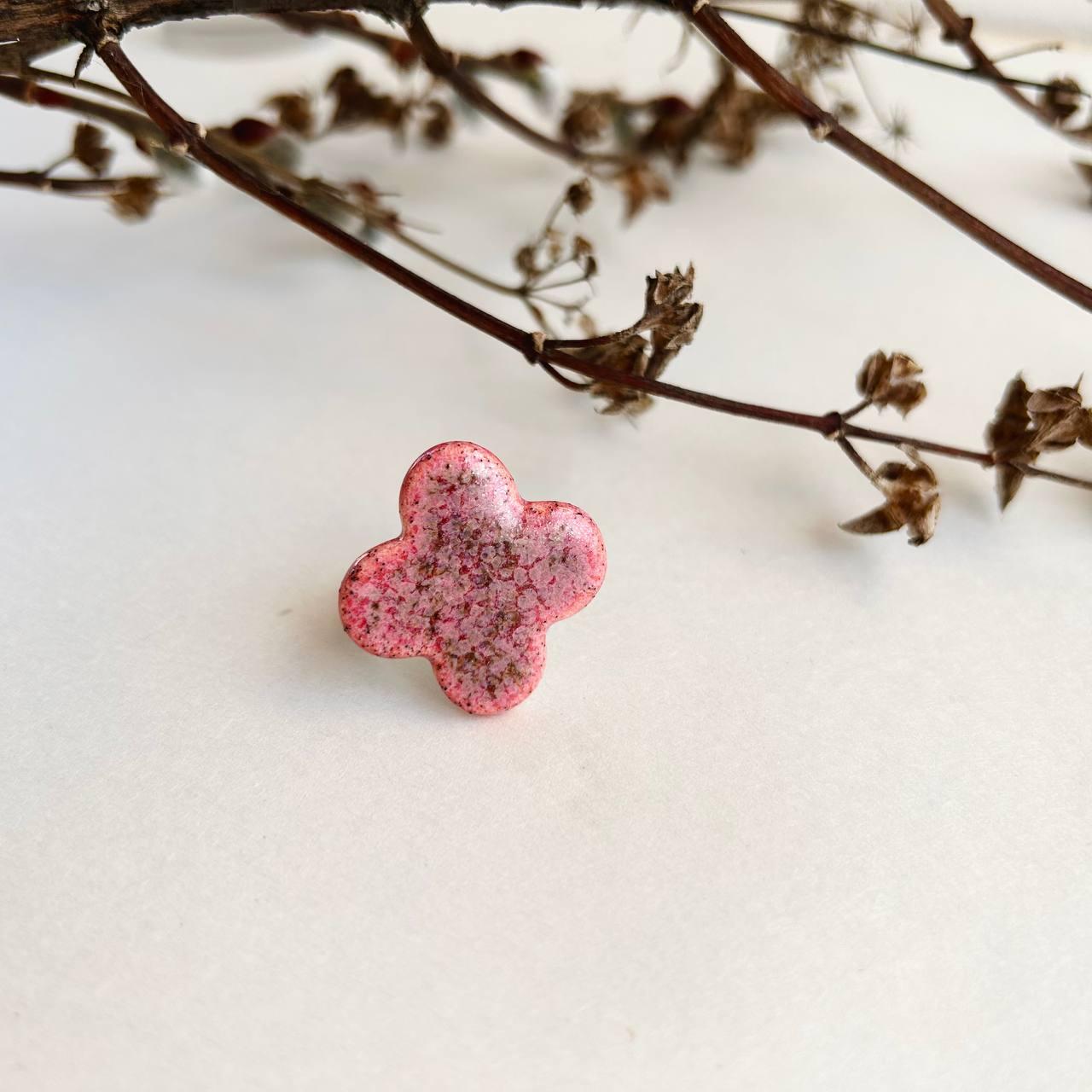 Кольцо клевер маджентовая дымка