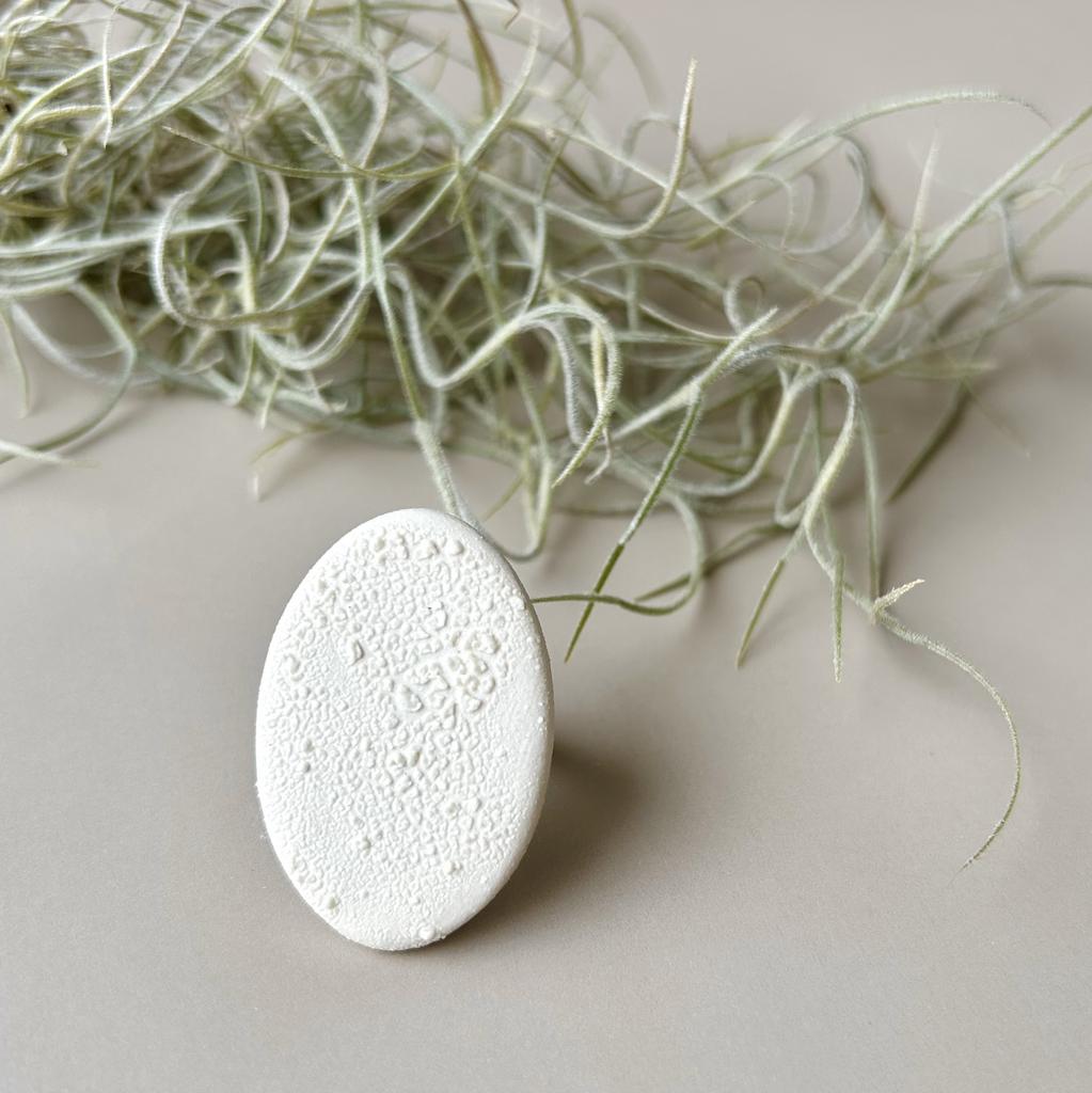 Кольцо овальное молочное текстурное