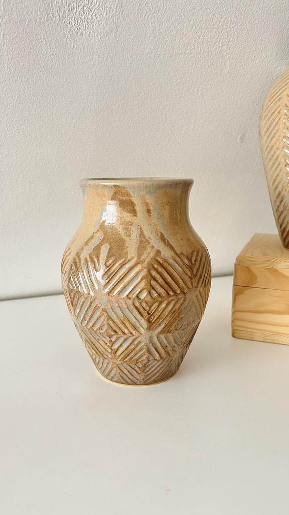 Рельефная бежевая ваза с горлышком