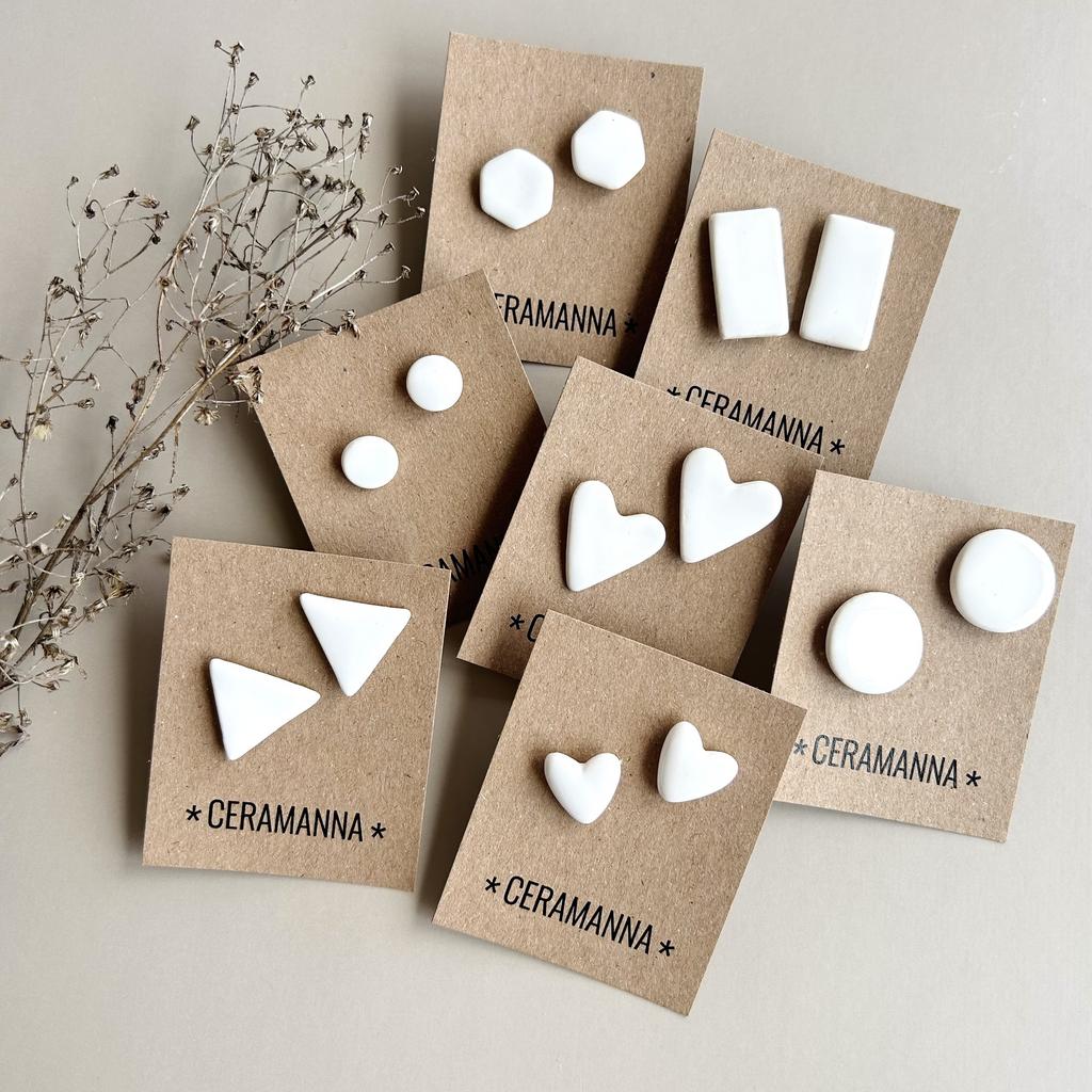 Небольшие сережки белые