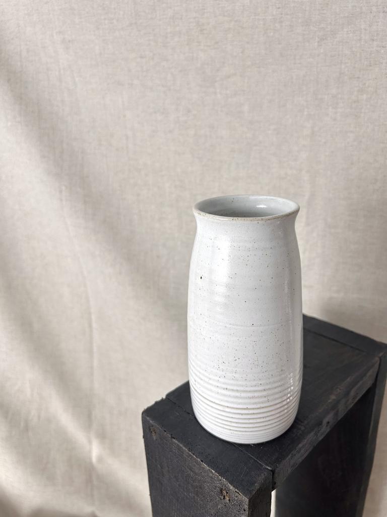 Белая небольшая вазочка