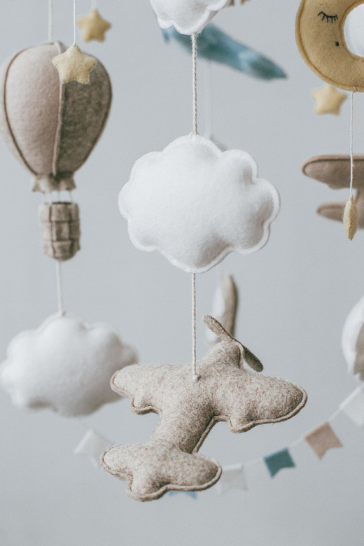 Мобиль из фетра с самолетиками в кроватку