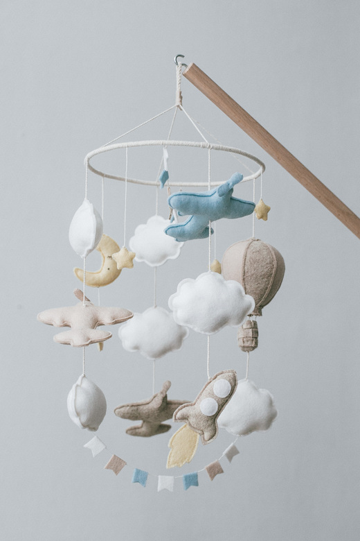 Мобиль из фетра с самолетиками в кроватку