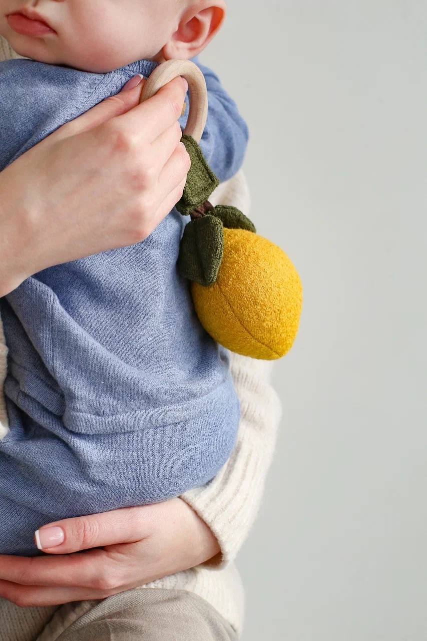 Погремушка на колечке "Лимон"