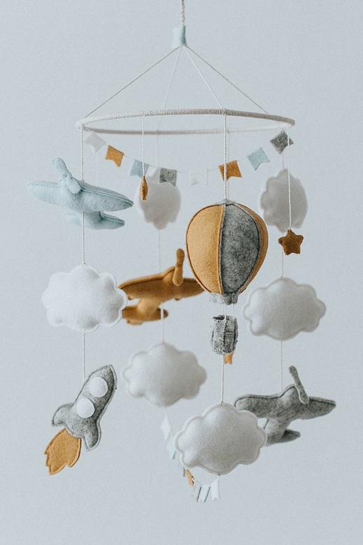 Мобиль из фетра с самолетиками в кроватку