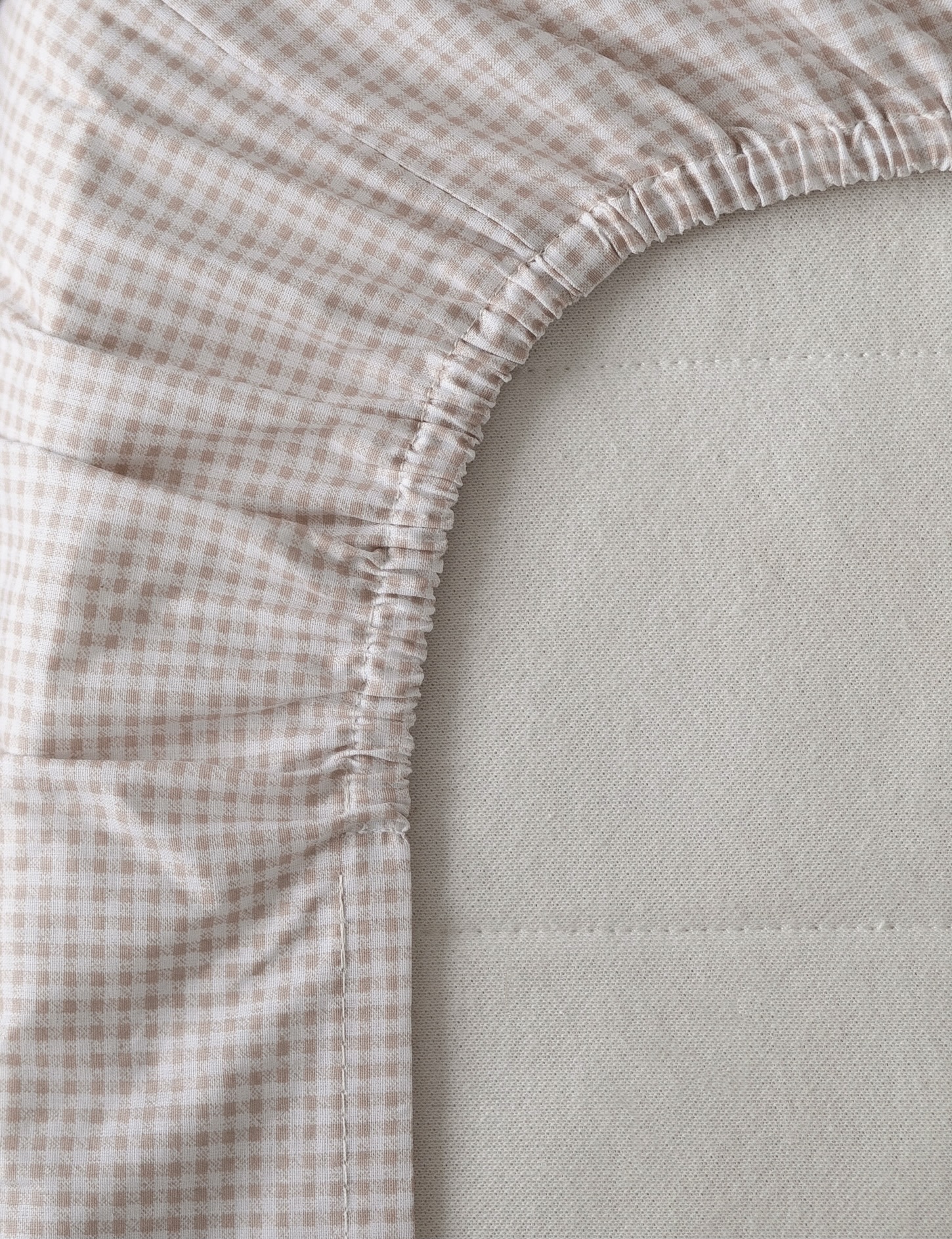 Простыня на резинке из хлопка в клеточку