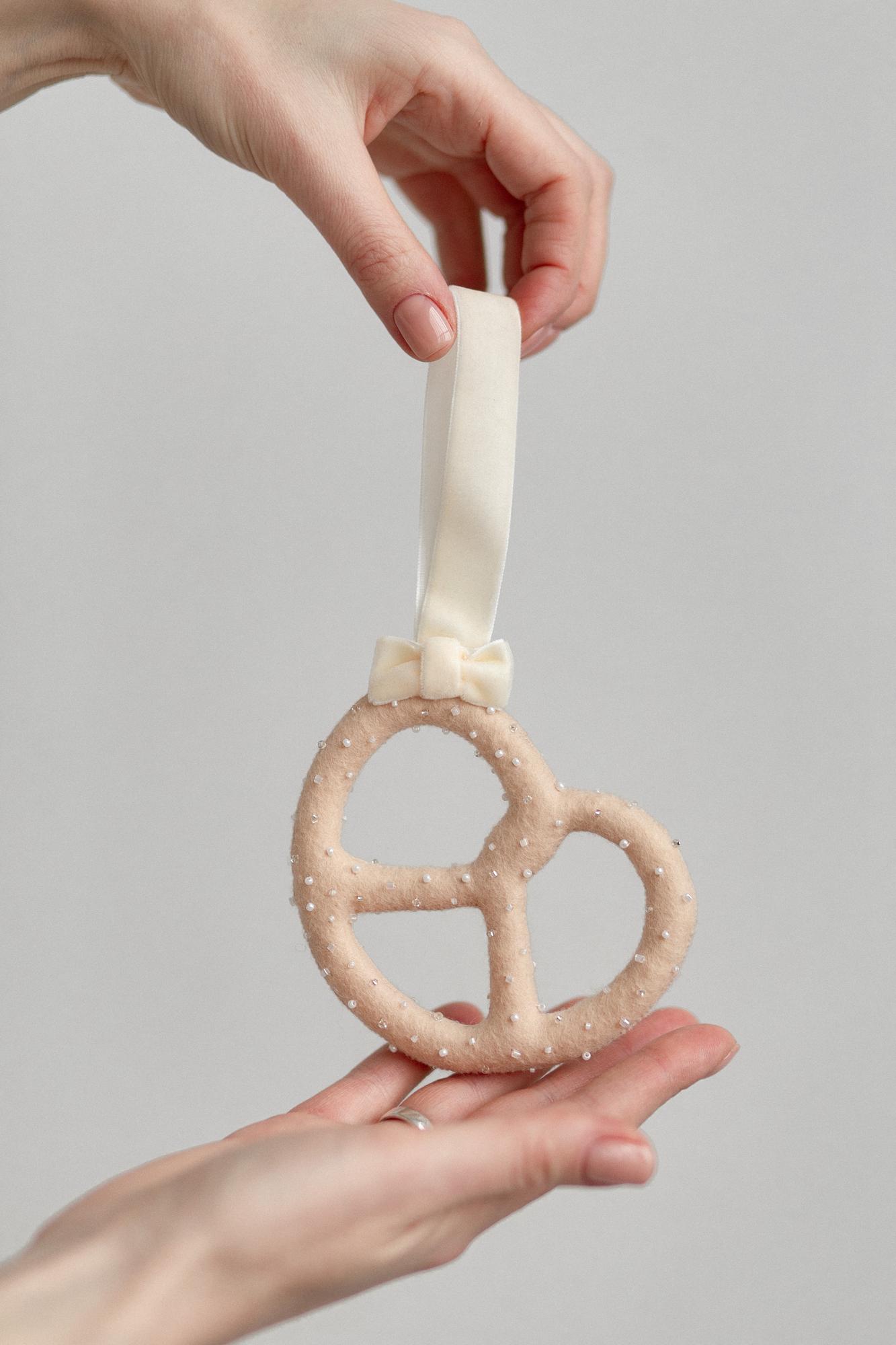 Брецель на бархатной ленте