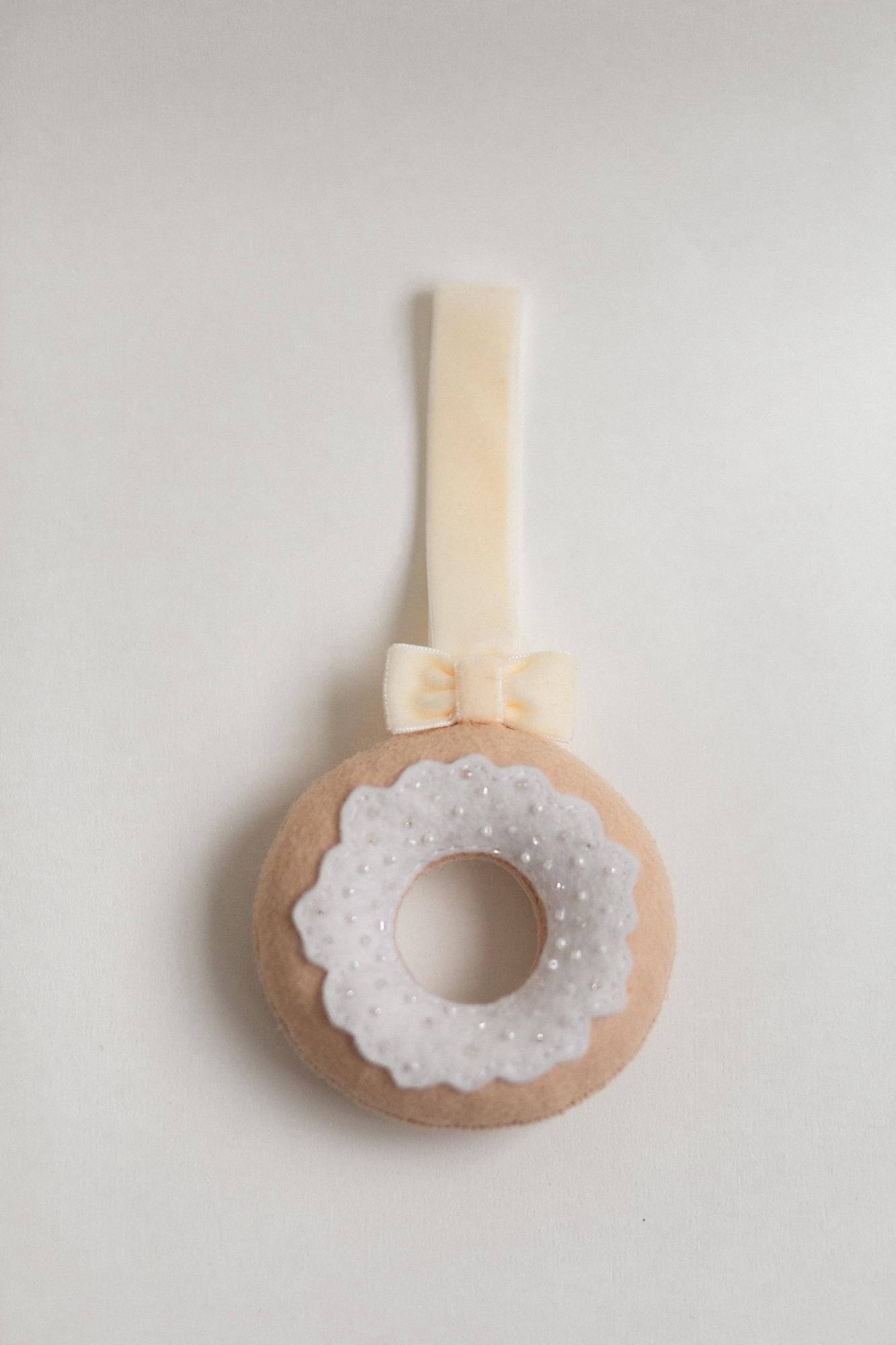 Пончик с белой глазурью на бархатной ленте