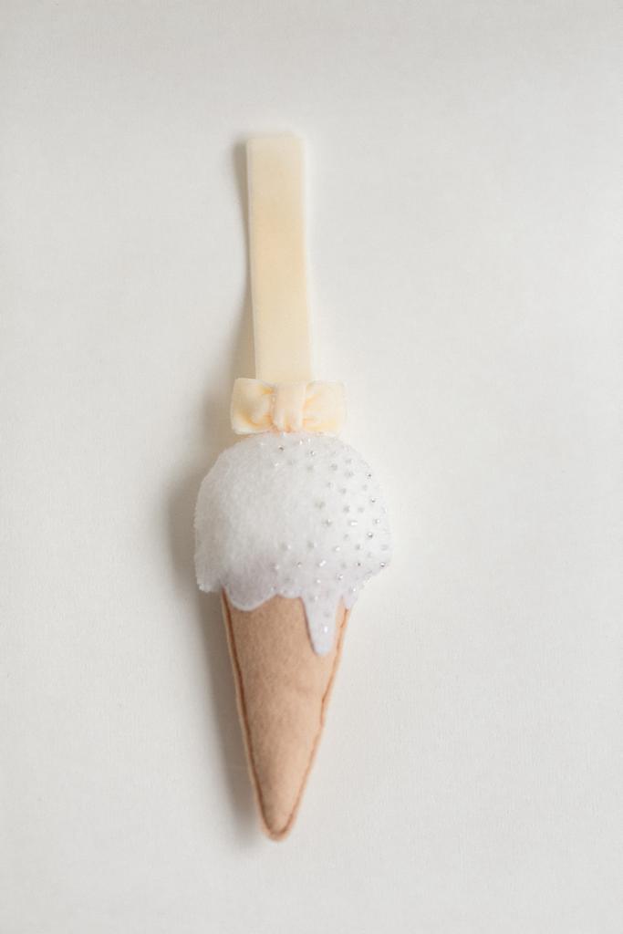 Мороженое с белой глазурью на бархатной ленте