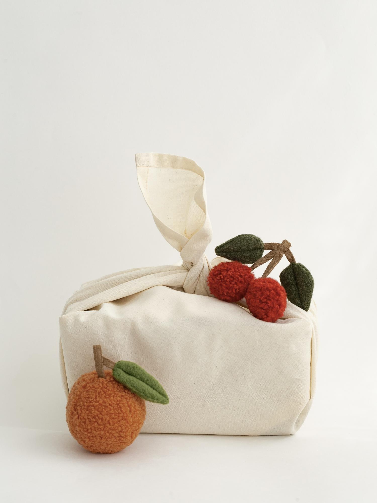 Лукошко с фруктами и ягодами