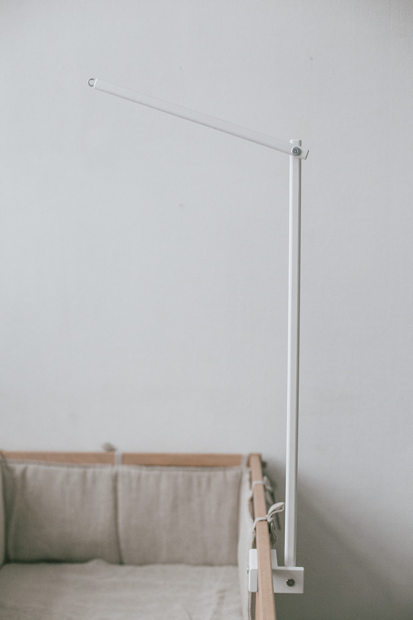 Деревянный держатель для мобиля в белом цвете (уценённый товар)