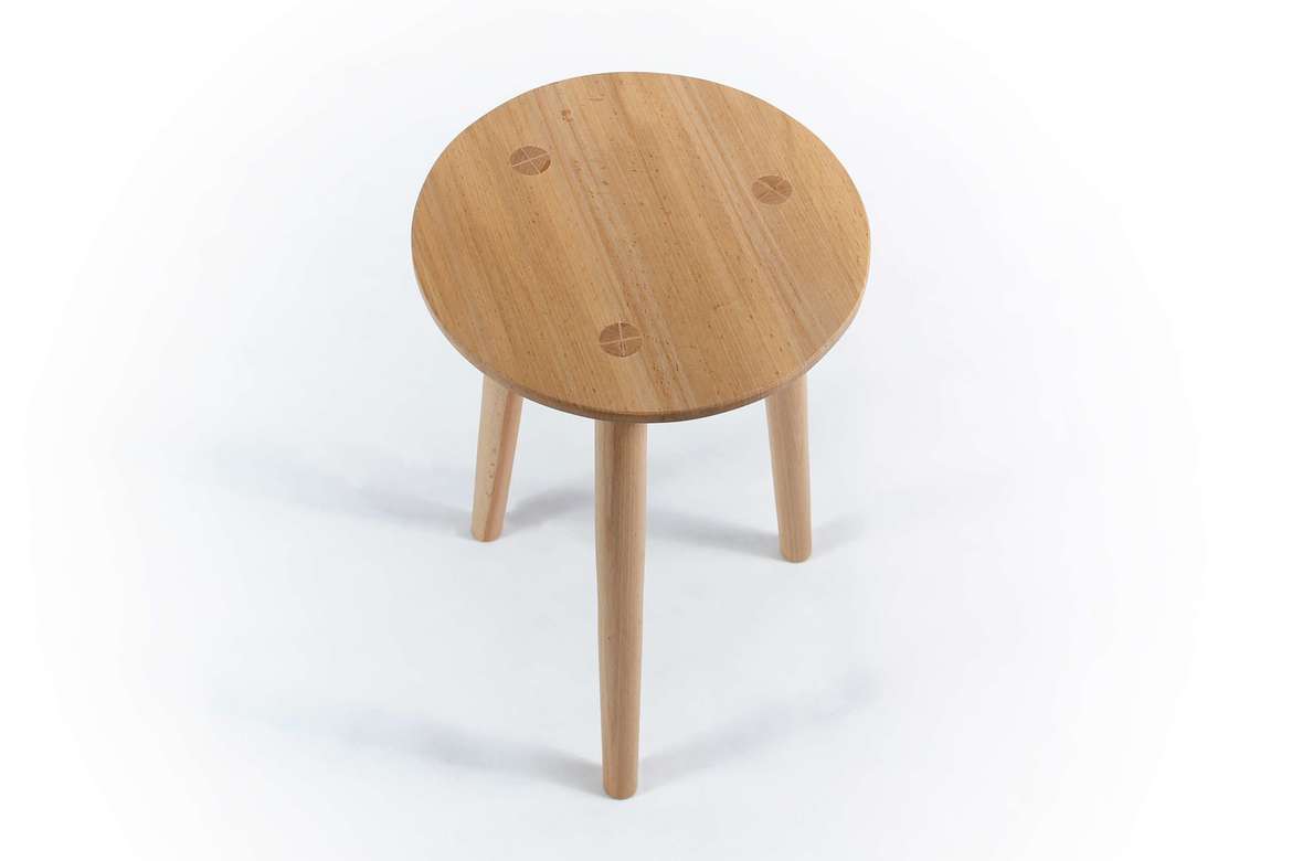 табуретка из бука на трех ножках  PW0048