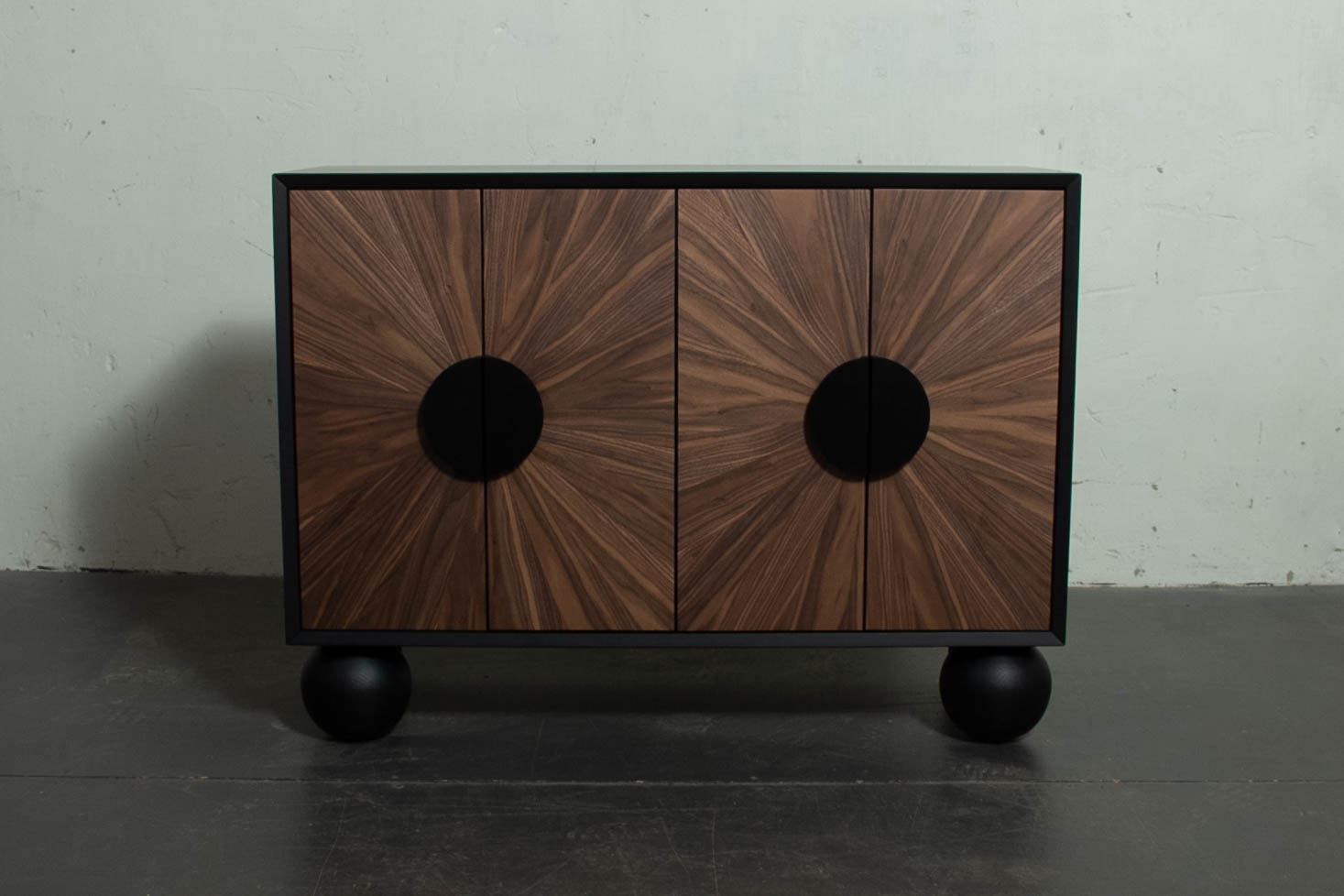 Черная тумба, фасады шпон ореха  PW0188