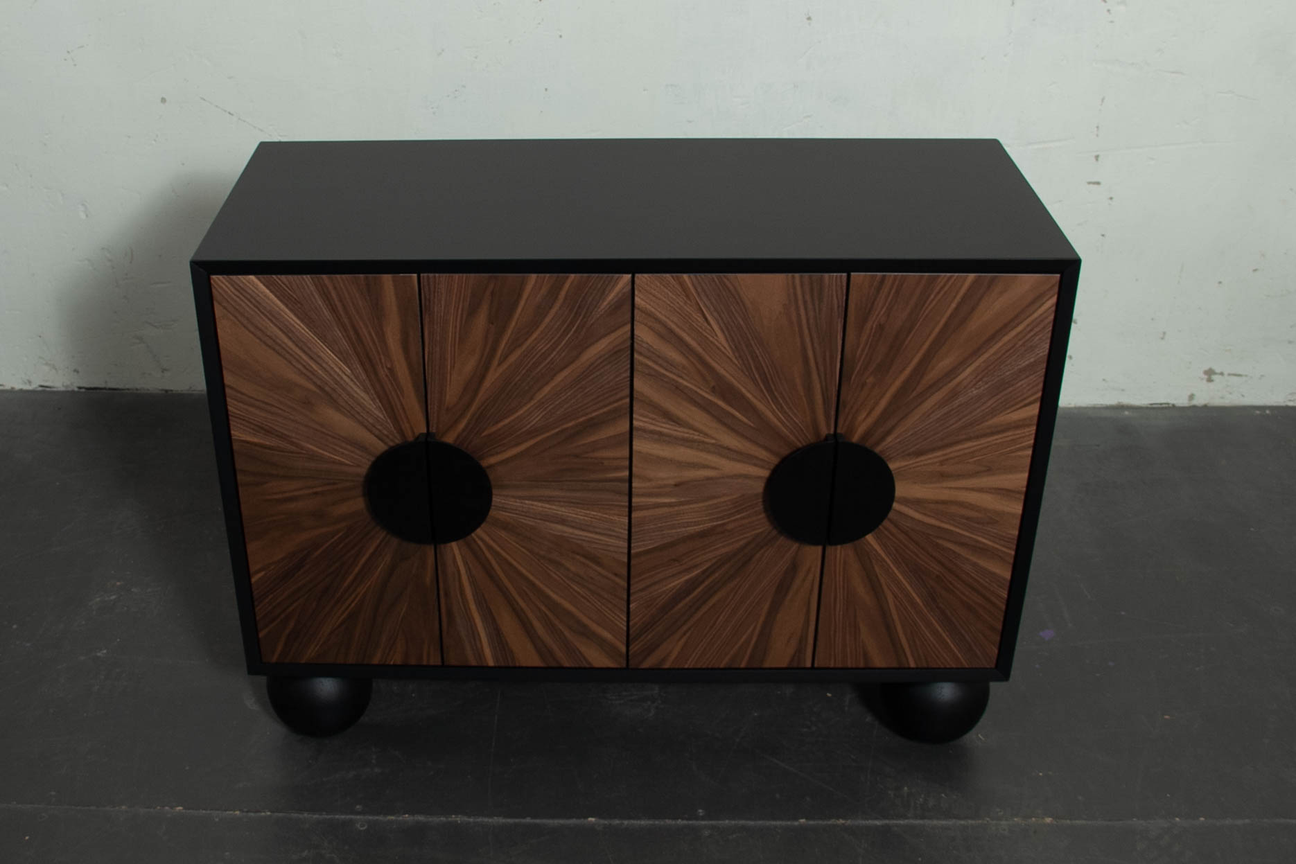 Черная тумба, фасады шпон ореха  PW0188