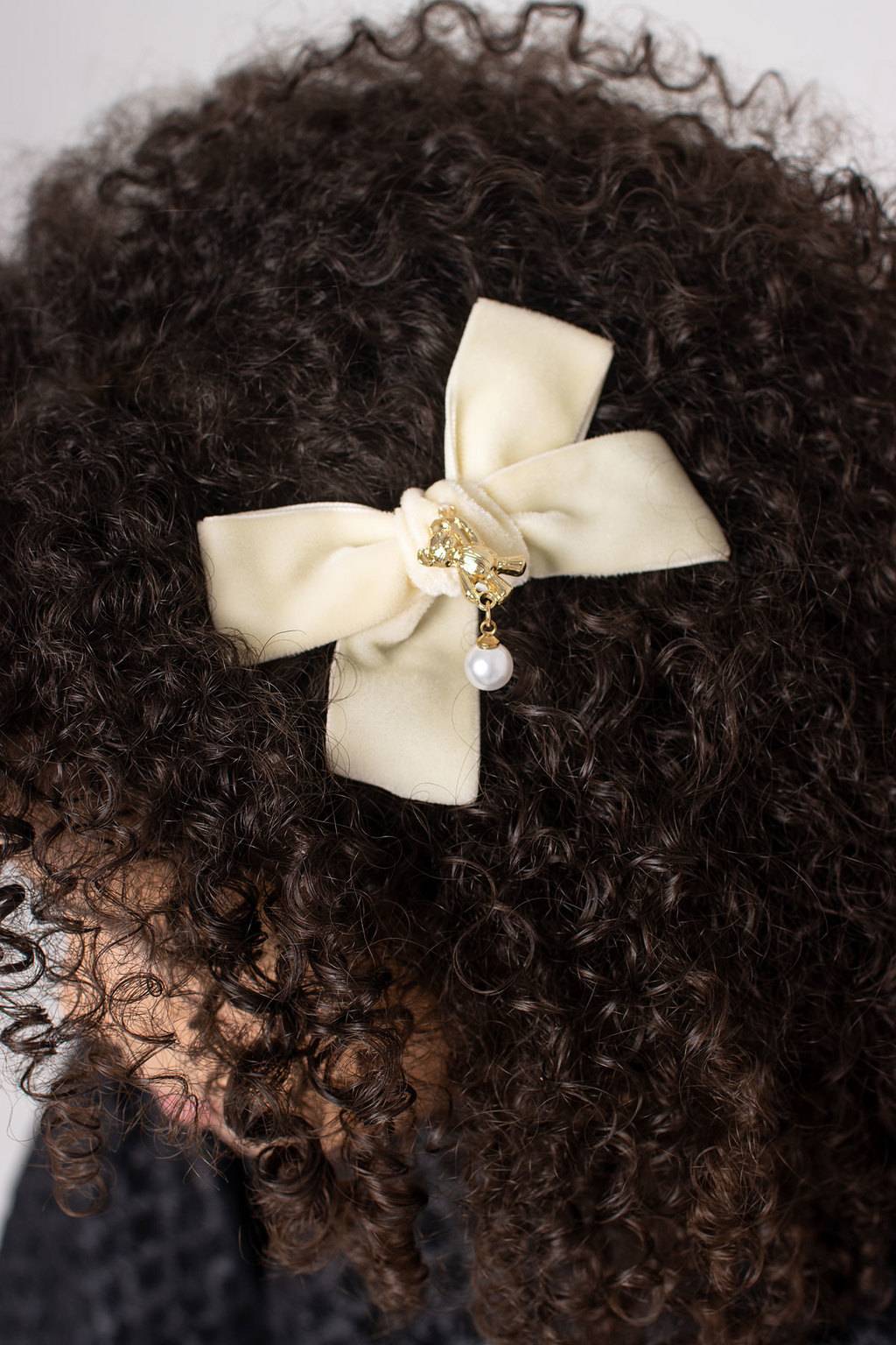 Заколка "Золотой мишка с жемчугом" mini, цвет:  молочный