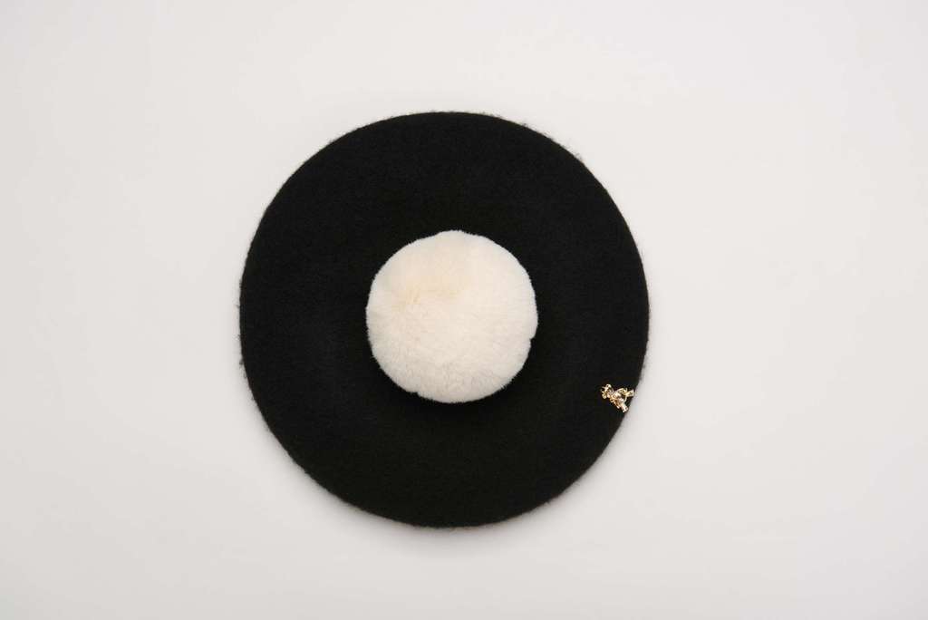 Берет с экомехом чёрный/молочный