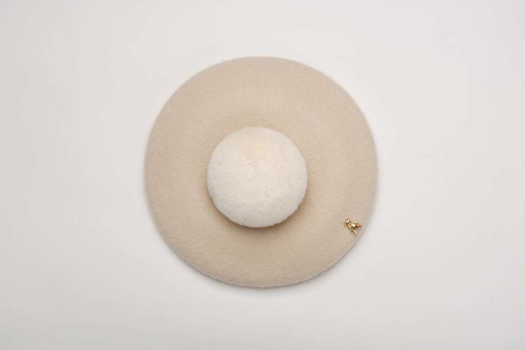 Берет с экомехом бежевый/молочный